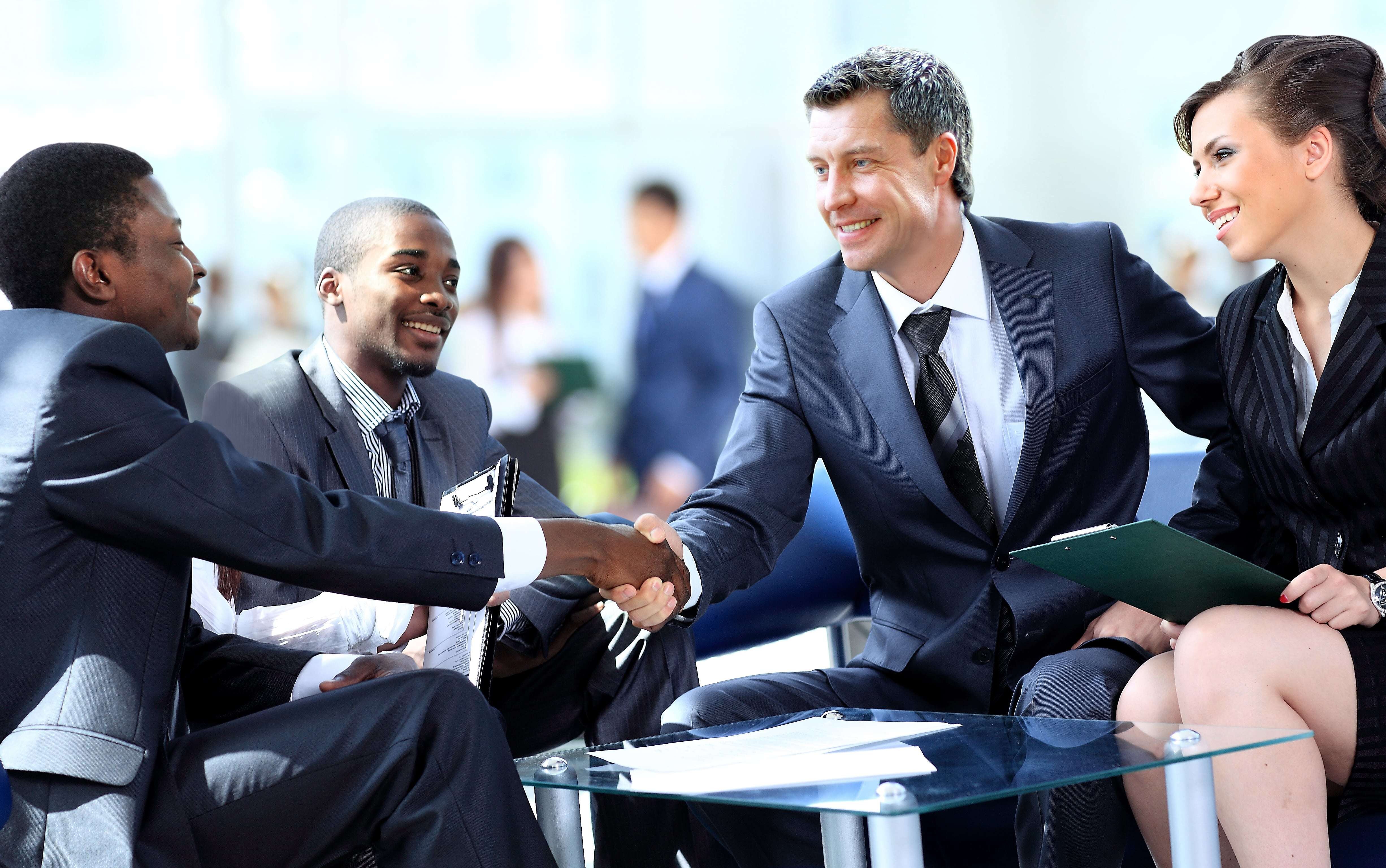 外資系企業に派遣社員として働くには?職場の雰囲気から向いている人まで徹底解説